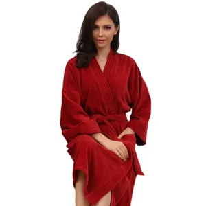 Classico accappatoio in spugna di cotone rosso per uomo e donna, abbigliamento da notte d'hotel.