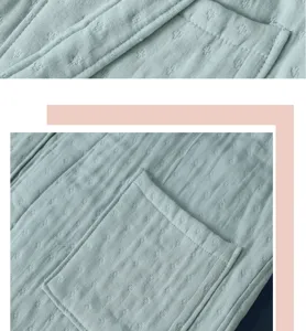 Grüner Baumwolle Bademantel Stoff Detail, weiches Handtuchmaterial mit Tasche und Muster.