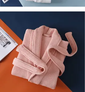 Vue detaillee de peignoir en tricot rose, matiere coton douce, vetement de maison cosy.