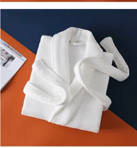 Peignoir de bain en coton gaufré blanc pour hommes et femmes, absorbant et confortable.