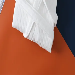Weißer Baumwoll-Bademantel Detailaufnahme, verdicktes Frotteematerial für bequeme Hauskleidung.
