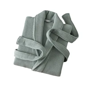 Peignoir en coton gaufré vert sauge, robe de chambre absorbante et confortable pour couple.