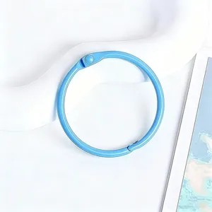 Vue rapprochée d'un anneau de reliure en métal bleu, idéal pour les livres et les loisirs créatifs.
