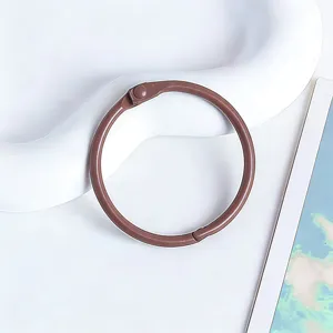 Détail d'anneau de reliure en métal marron, idéal pour le bricolage et accessoires faits main.