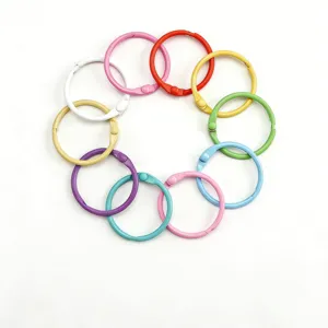 Anneaux de reliure en metal colore pour loisirs creatifs DIY et fabrication de livres.