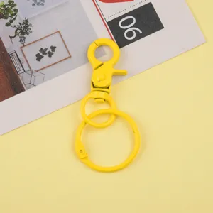 Détail de mousqueton en métal jaune et anneau de clés, idéal pour les accessoires DIY.