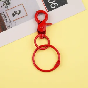 Mousqueton en métal rouge porte-clés DIY accessoire fait main pour anneau de clé avec pivot.
