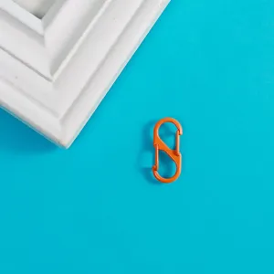 Boucle a ressort en S en metal orange vue de gros plan detail accessoire bricolage item