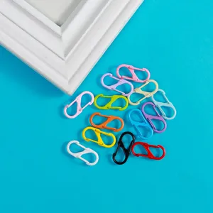 Détail des mousquetons S colorés et clips de porte-clés, parfaits pour accessoires DIY.