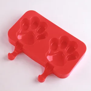 Vue détaillée du moule à glace en silicone rouge avec de jolies empreintes de pattes et souple.