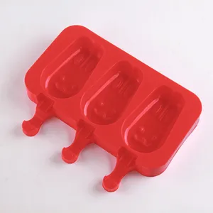 Vue detaillee du moule a glace en silicone rouge a trois cavites avec de jolies formes de lapin.