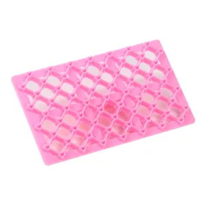 Decoupoir en plastique rose pour grille de gateau, moule a fondant losange et coeur.