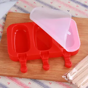 Moule à glace en silicone rouge à 3 cavités avec couvercle et bâtons en bois pour esquimaux DIY.
