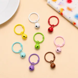 Bunte lackierte Metall-Ringordner mit kleinen Glöckchen für DIY Schlüsselanhänger Taschen