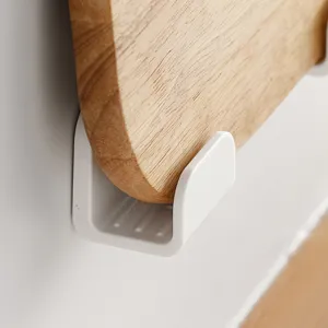 Support mural pour couvercle de casserole et planche a decouper plastique blanc gros plan