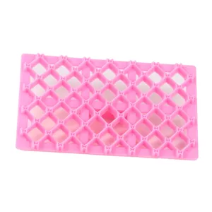 Moule à fondant en plastique rose, outil de pâtisserie essentiel pour biscuits.