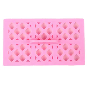 Moule a fondant en plastique rose avec poignee pour biscuits et gaufrage de patisserie.
