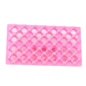 Détail moule fondant plastique rose, motif losange géométrique pour pâtisserie et biscuits.