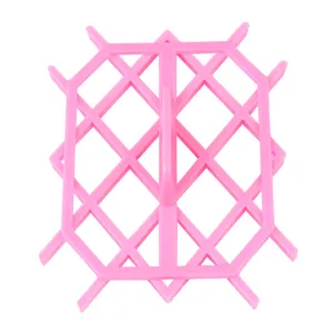 Vue de détail en gros plan du moule à fondant en plastique rose et découpoir grille.