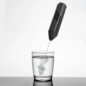 Mousseur à lait électrique portable pour café, fabricant de mousse et mélangeur de boissons noir.