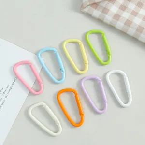Detailansicht bunter Karabinerhaken mit Lackierung, ideal für DIY Taschen Schlüsselanhänger.