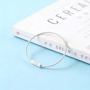 Détail d'anneau de porte-clés en fil d'acier, conception de vis durable pour bijoux DIY.