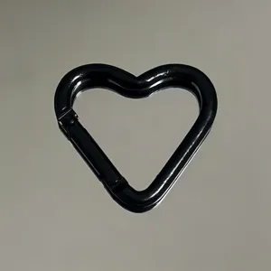 Black heart shaped aluminum alloy carabiner keychain hook for DIY backpack bag accessories detail