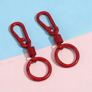 Vue détaillée de mousquetons à ressort et porte-clés en métal rouge pour accessoires de bricolage.