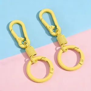 Détail de mousqueton à ressort en métal jaune porte-clés DIY, idéal pour sacs et loisirs créatifs.