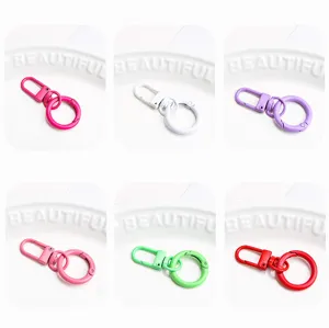Nahaufnahme von bunten Metall-Federhaken und praktischen Schlüsselringen für DIY-Taschenaccessoires.