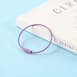 Boucle en fil d'acier enduit violet porte-clés accessoire de bijoux DIY vue de détail