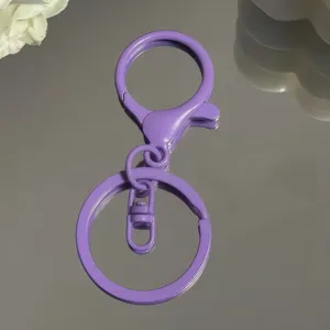 Lila Metall Schlüsselanhänger Set mit Karabiner und Ring, ideal für DIY Taschenanhänger Basteln.