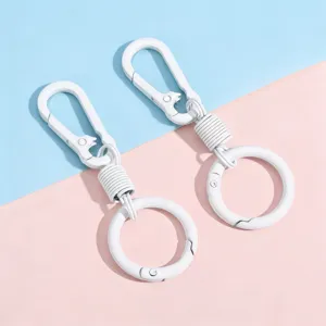 Vue détaillée du mousqueton à ressort en métal blanc, idéal pour les sacs et loisirs créatifs.