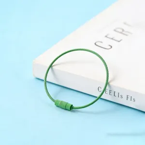 Gros plan sur la boucle de porte-clés en fil d'acier enduit vert pour bijoux DIY et art.