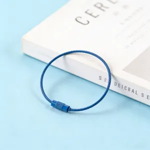 Porte-clés en câble d'acier bleu, vue rapprochée du mécanisme de verrouillage à vis.
