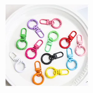 Detailaufnahme bunte Federringe und Karabinerhaken, perfekt zum Basteln von DIY-Schmuck.