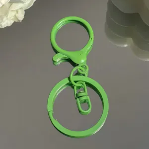 Gruener Metall Schluesselring Detail Nahaufnahme, DIY handgemachte Tasche Anhaenger und Basteln.