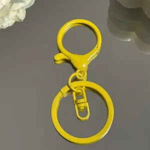 Gelbes Metall 8-Form Schlüsselanhänger Zubehör Detail, glänzender Lack flacher Ring.