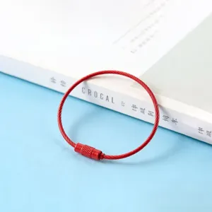 Porte-clés en câble d'acier revêtu rouge avec fermeture à vis pour accessoires de bijoux.