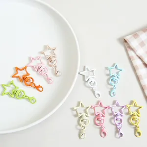 Vue détaillée des mousquetons étoile colorés porte-clés DIY et accessoires pour peluches.
