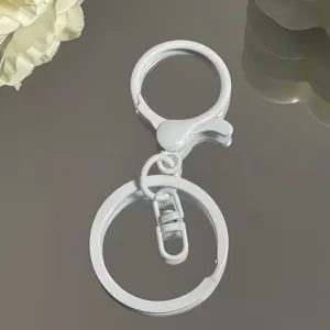 Nahaufnahme Detail der weiß lackierten Metall 8-Form Flachring Schlüsselanhänger Zubehör.