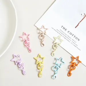Vue détaillée de mousquetons étoile en métal coloré pour accessoires de porte-clés DIY.