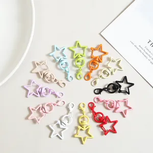 Vue detaillee des mousquetons metalliques en forme d'etoile et accessoires de bricolage colores.