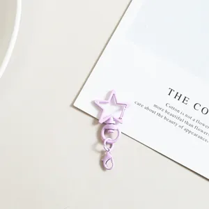 Détail du mousqueton étoile violette porte-clés accessoire vue rapprochée pour DIY