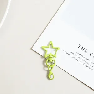 Pendentif mousqueton porte-clés en forme d'étoile vert clair accessoire DIY métal vue détail