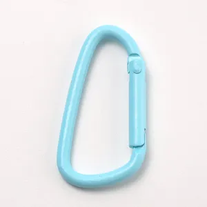 Hellblauer Aluminium Karabiner Detail, Nahaufnahme von Metall Schnapphaken und Federtor.