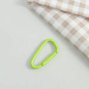 Detailaufnahme des hellgrünen Karabinerhakens, glatte Lackierung, ideal für DIY-Schmuck.