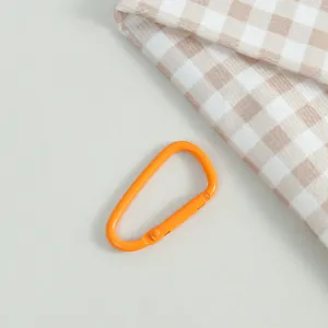 Nahaufnahme Detailansicht einer orangefarbenen Federkarabinerschnalle fur DIY Handarbeiten.