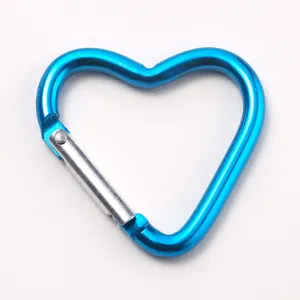Blauer herzförmiger Aluminium Karabiner Nahaufnahme Detail mit stabilem Metallverschluss.
