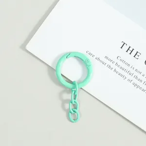 Mintgrüner Metall-Federring mit viergliedriger Kette als Schlüsselanhänger und DIY-Zubehör.